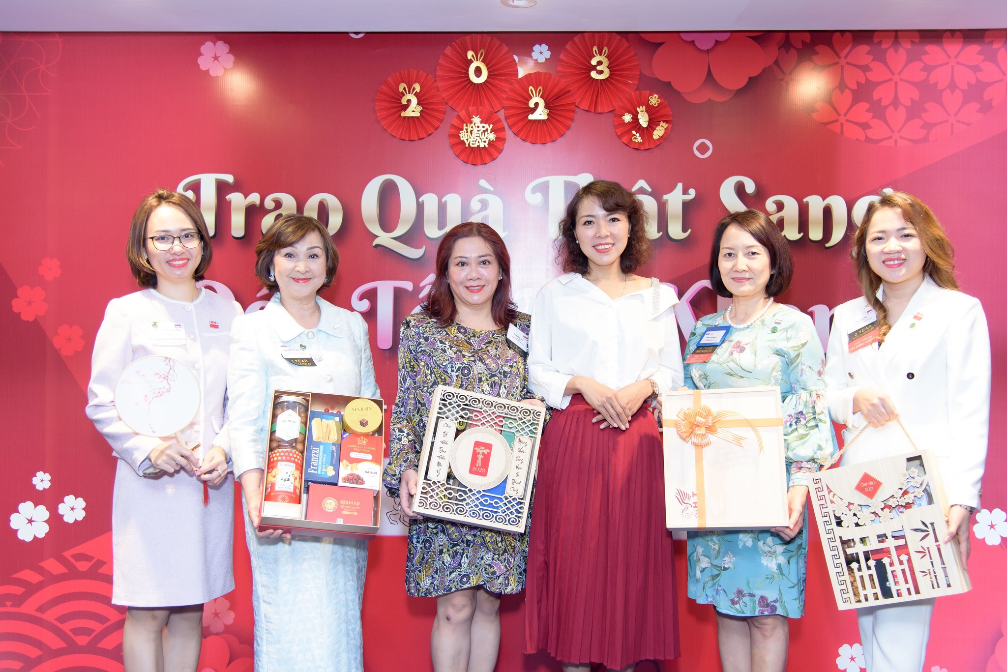 HKT - Trao quà thật sang, đón Tết an khang 6