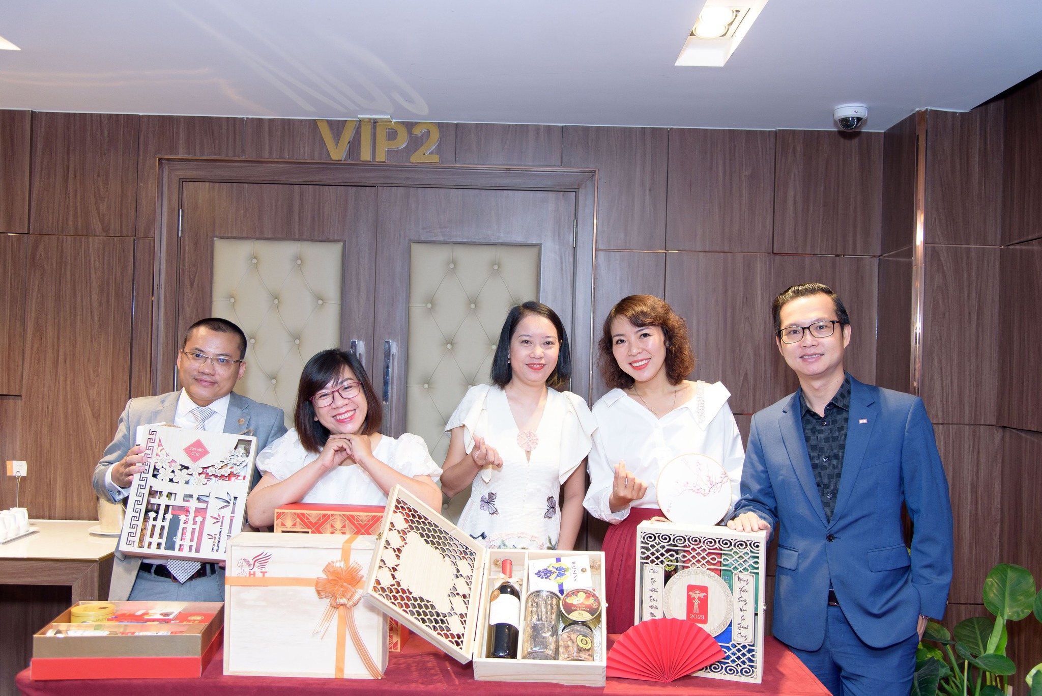 HKT - Trao quà thật sang, đón Tết an khang 7