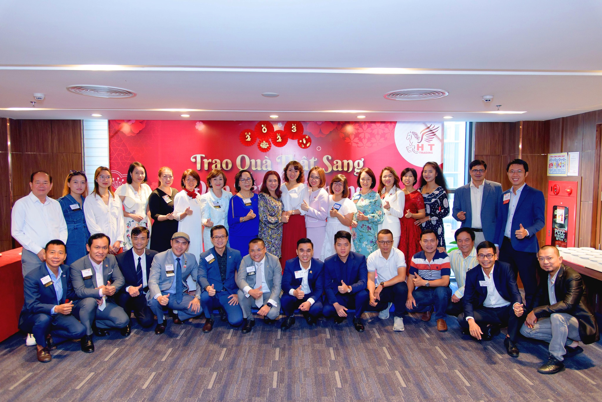 HKT - Trao quà thật sang, đón Tết an khang 8